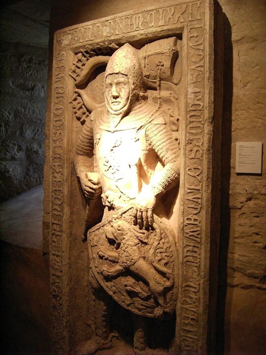 Grave of Ludwig II. of Thuringia (14th c.). You can see that the helmet is connected with a chain to the armor and that he's wearing a helmet while having a great helmet at his side Grave of Ludwig II. of Thuringia (14th c.). You can see that the helmet is connected with a chain to the armor and that he's wearing a helmet while having a great helmet at his side
